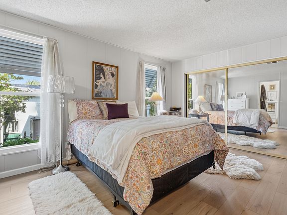 3rd image of 1095 Mountain Shadows Blvd