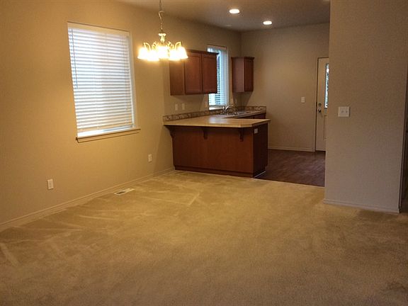 4th image of 800 NE 115th Cir