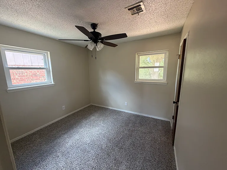 2502 N Park Dr — Photo 10