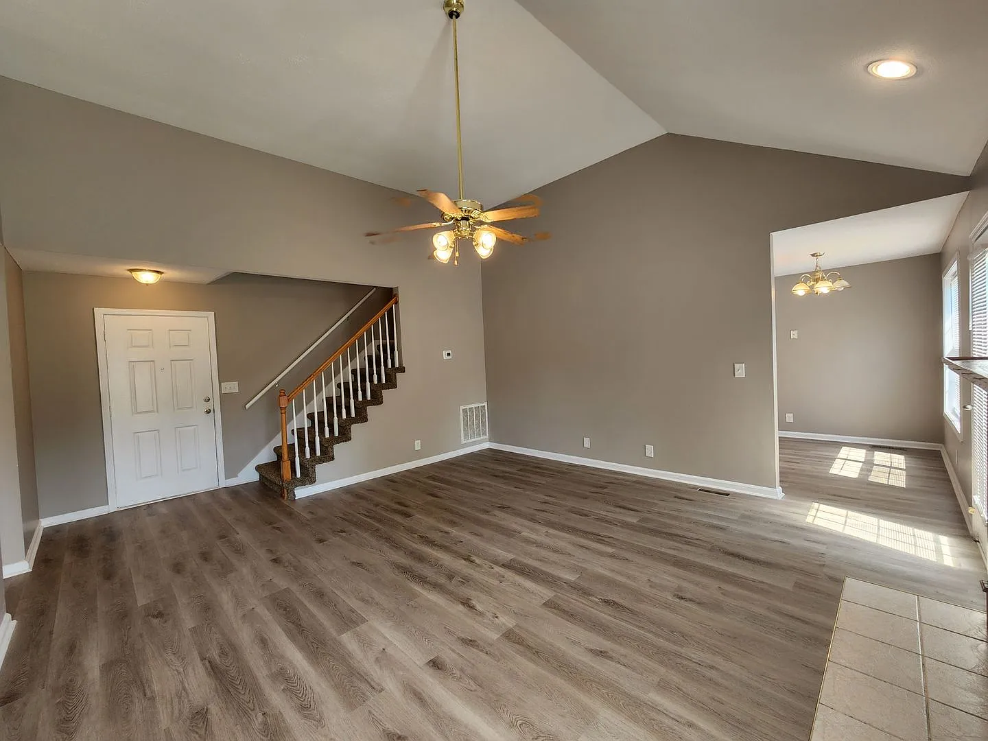 $1700 - 3 Beds 2 Bath + Bonus Room — Photo 3