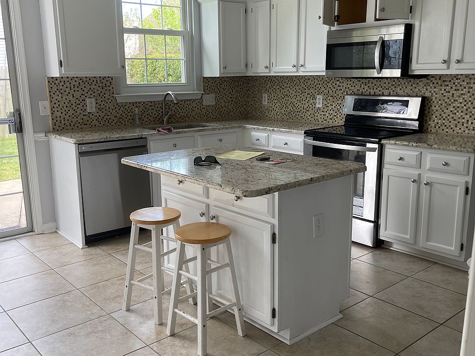 1st image of 904 Summerfield Cres