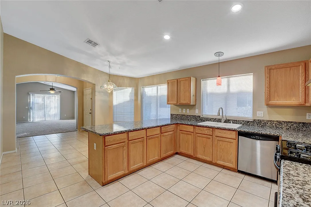 3 bed, 2.0 bath, 1523 sqft, $1,995 — Photo 2