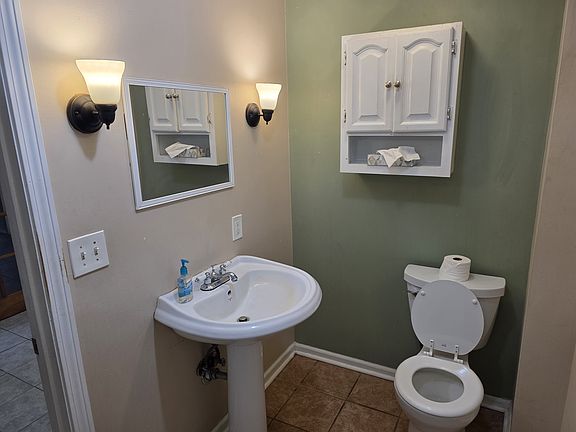 5th image of 476 Wolcott St Floor 2