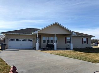 810 Abel Ct, Central City, NE 68826