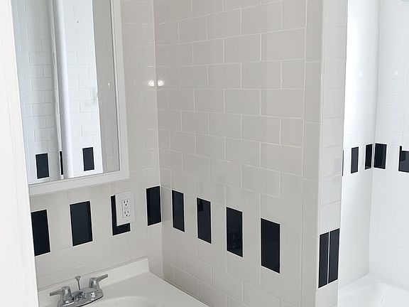 5th image of 2826 44th St #3C