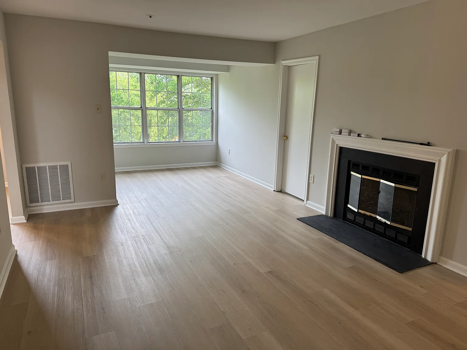 3 bed, 1043 sqft, $2,400 — Photo 2