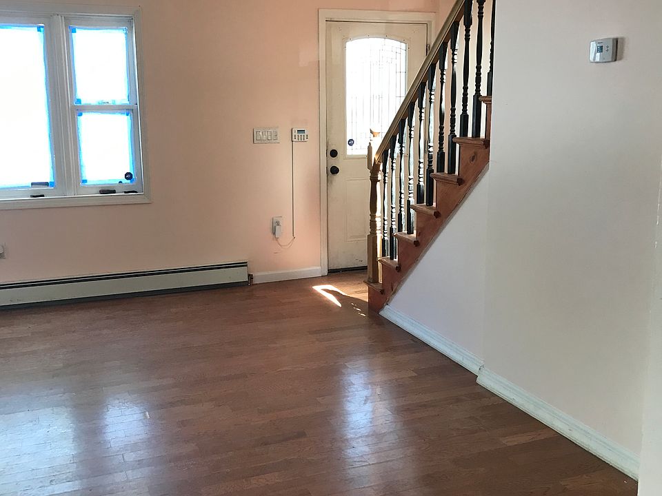 1st image of 135 W Parmenter St
