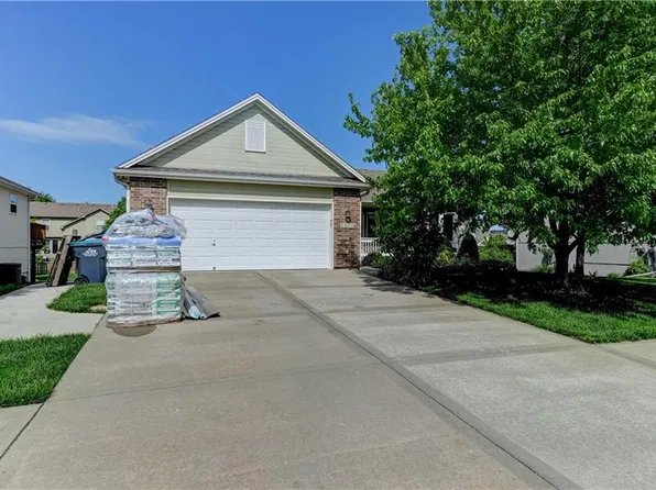 1910 Hedgewood Dr, Grain Valley, MO 64029