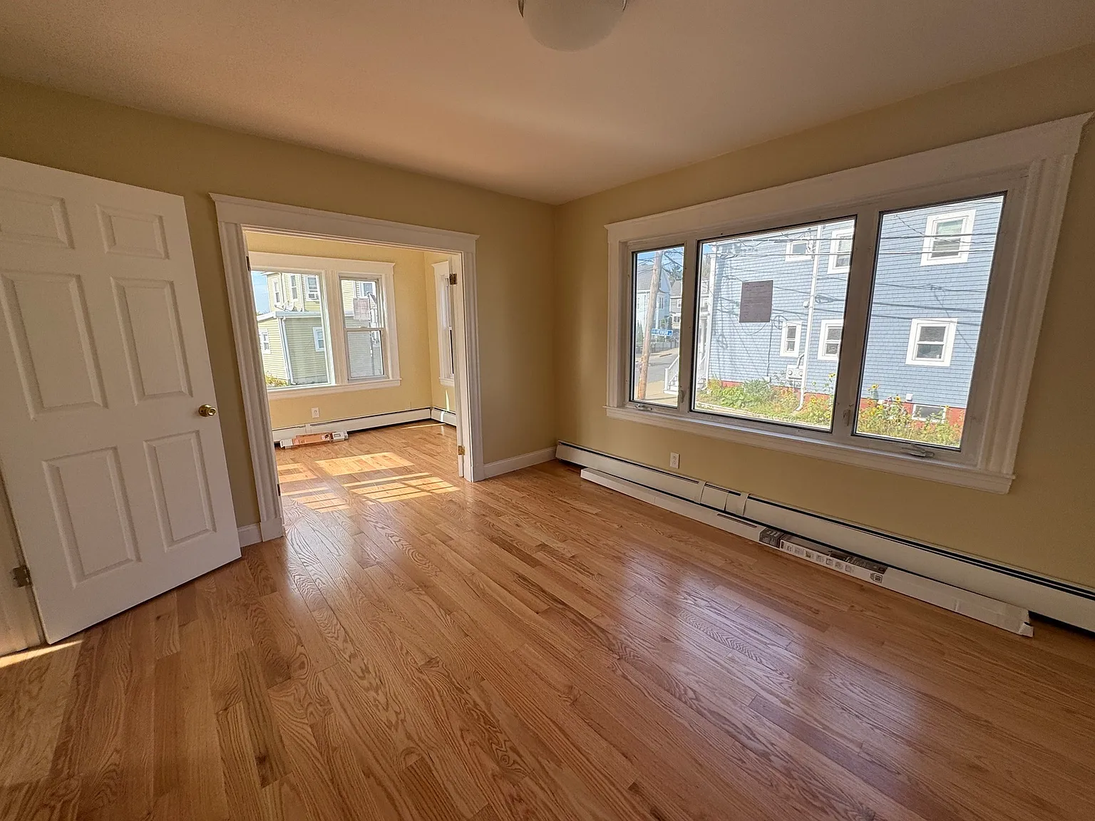 3 bed, 1.0 bath, 1000 sqft, $3,200 — Photo 4