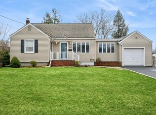 322 Edelweiss Rd, West Islip, NY 11795