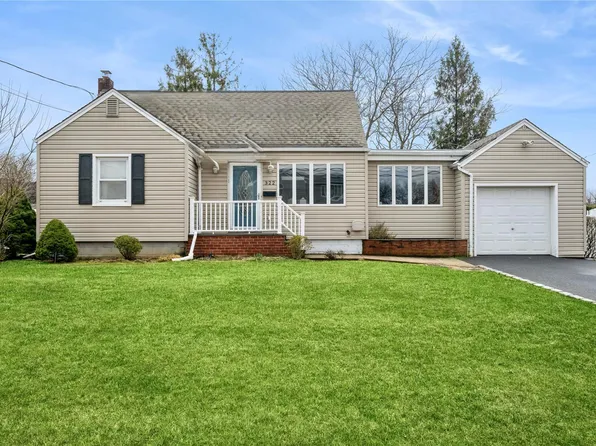 322 Edelweiss Road, West Islip, NY 11795