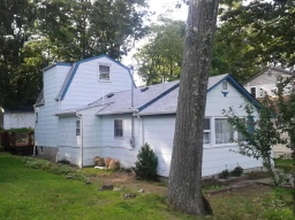 40 Roosevelt Trl, Hopatcong, NJ 07843