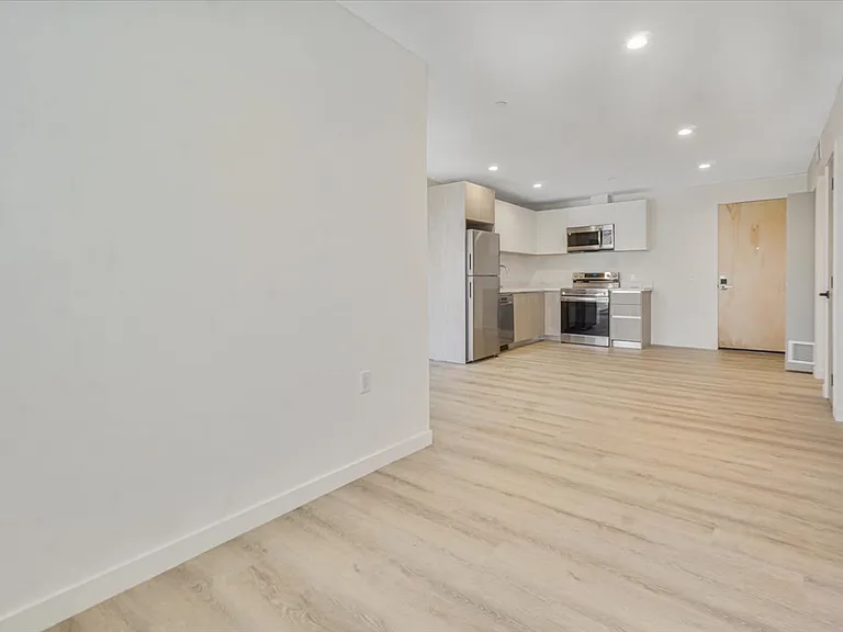 10918 Camarillo St #501 — Photo 9