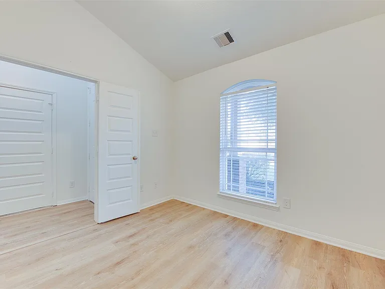 2410 Lakecrest Town Dr — Photo 6