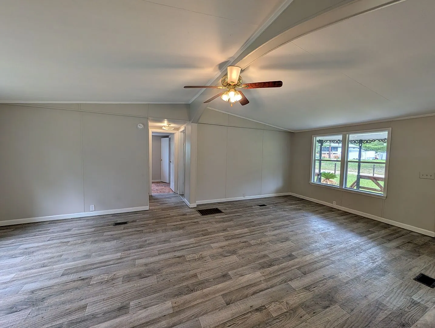 3 bed, 2 bath on 1/3 Acre of FENCED land. — Photo 4