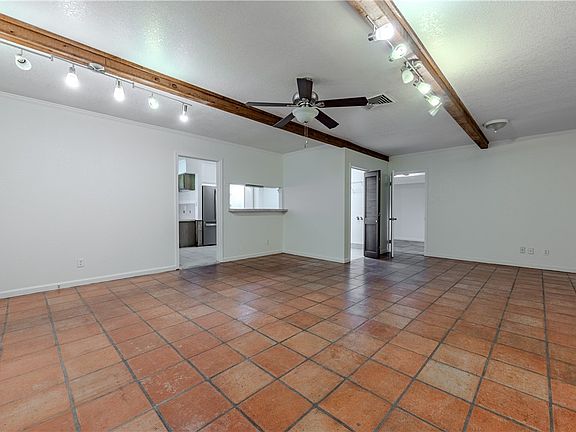 5th image of 809 Crestview Dr