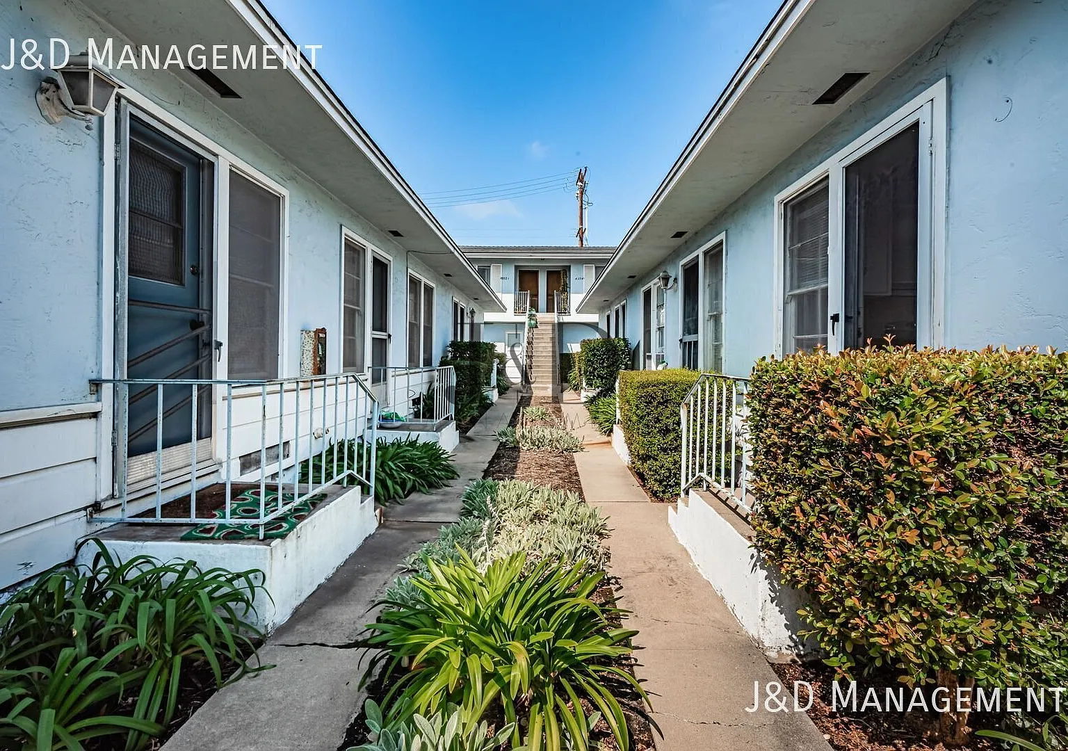 Charming Cottage-Style Apartment with Lush Rose Gardens in University Heights, San Diego — Photo 1
