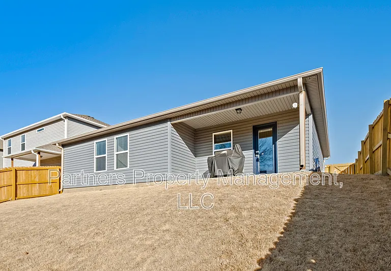 1121 E Sparrow Cir — Photo 17