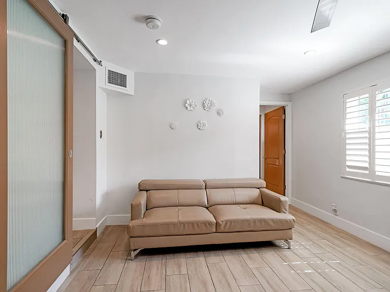 401 NW 21st Ct — Photo 30