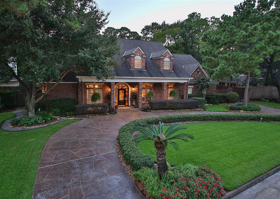 THIS HOME HAS A HANDSOME CIRCULAR DRIVEWAY WITH A CARVESTONE STAMPED CONCRETE DESIGN -Notice the Circular Driveway which also sits to the right of the house and through a driveway gate. Carvestone has been added throughout the front drive, pool surro