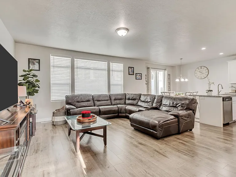 8136 S 5910 W — Photo 9