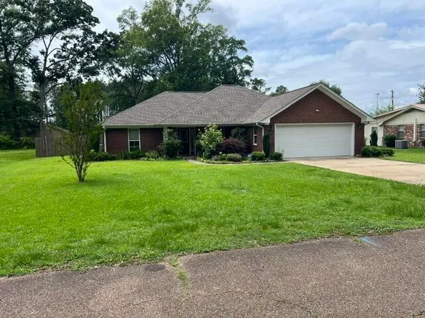 211 Winchester Dr, Amory, MS 38821