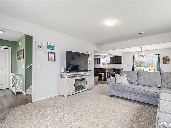 4th image of 252 Warbler Dr