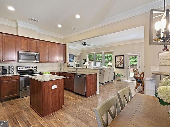 2nd image of 1971 Silver Birch Drive Se