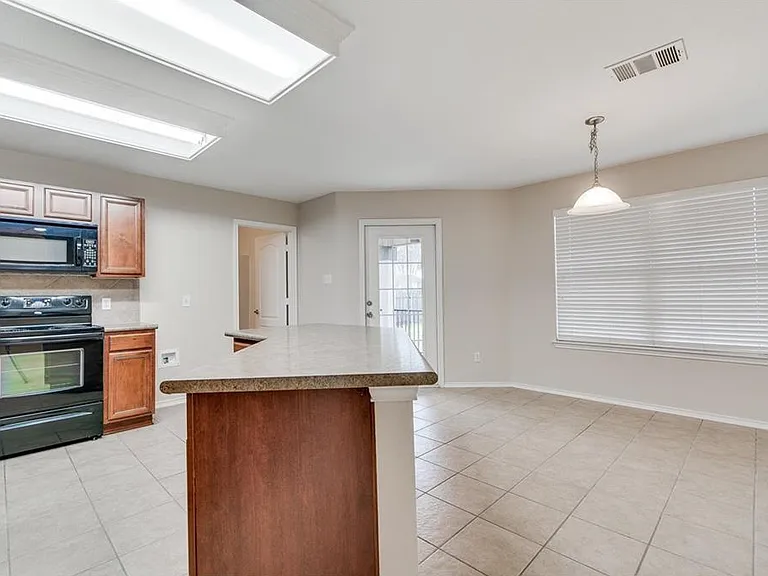 524 Castebar Dr — Photo 7