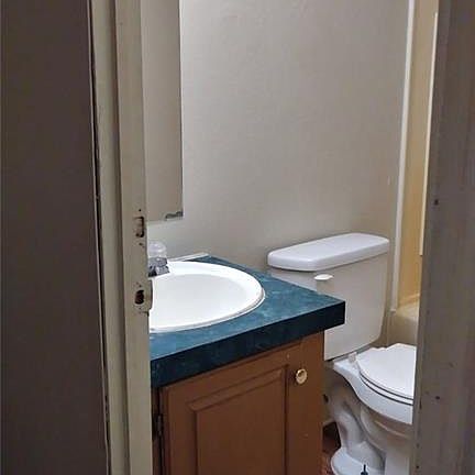 3rd image of 656 Leisure Ln