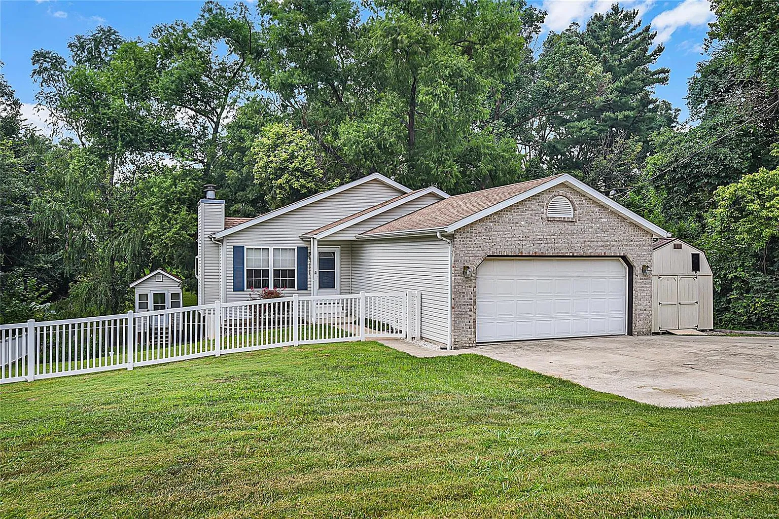 1227 Gladys St photo 1