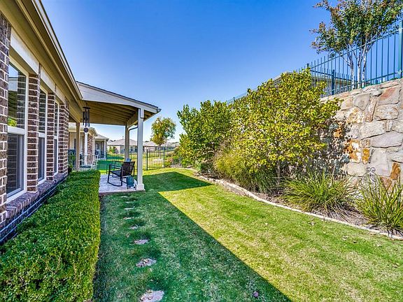 5th image of 266 Montague Ln