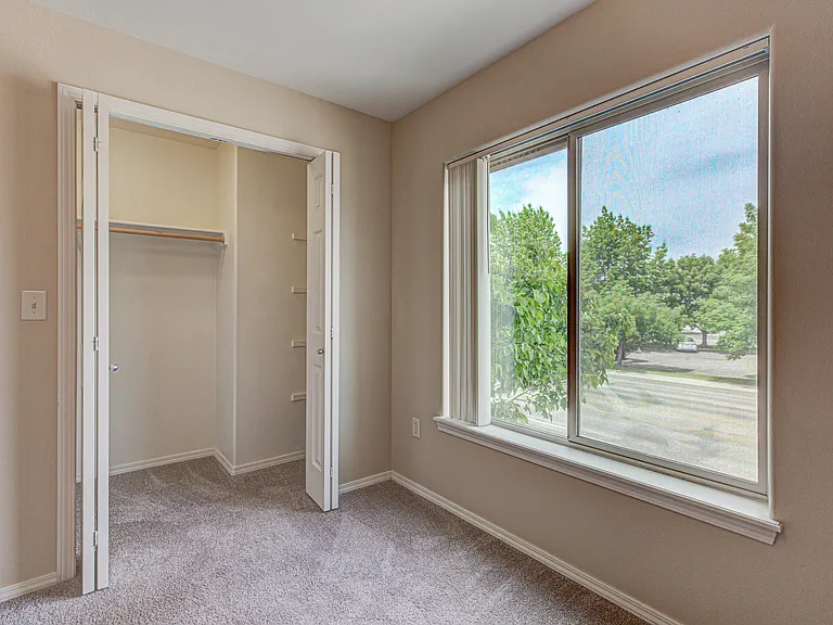 River Walk Apartments — Photo 32