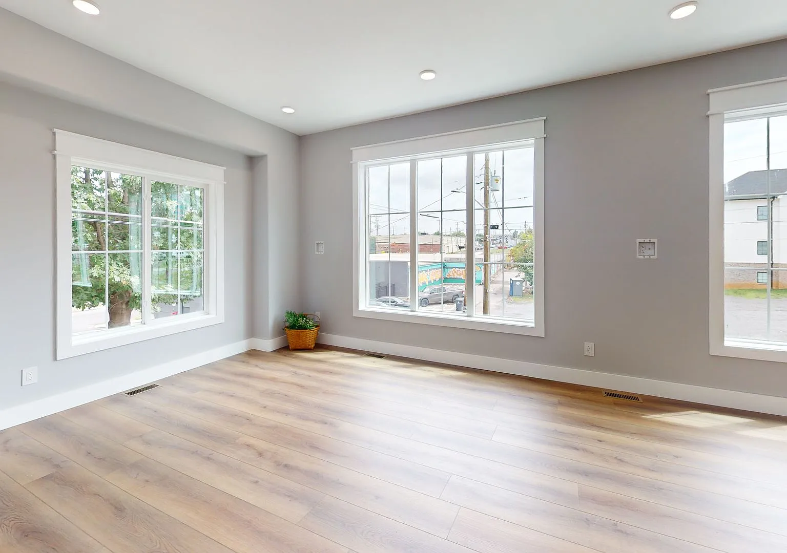 5BR/5BA Fort Sanders Townhome | Off-Campus Housing Near UTK — Photo 4