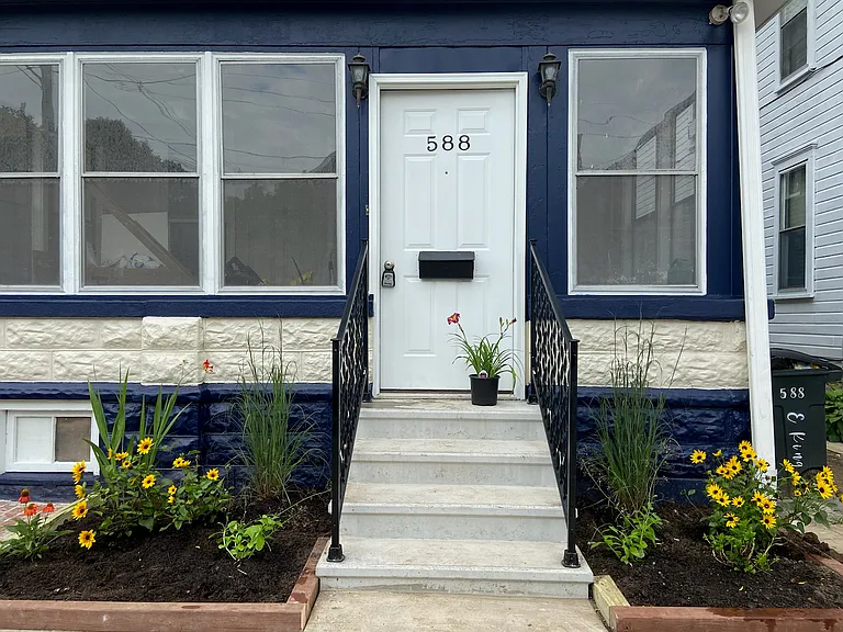 588 E King St — Photo 3