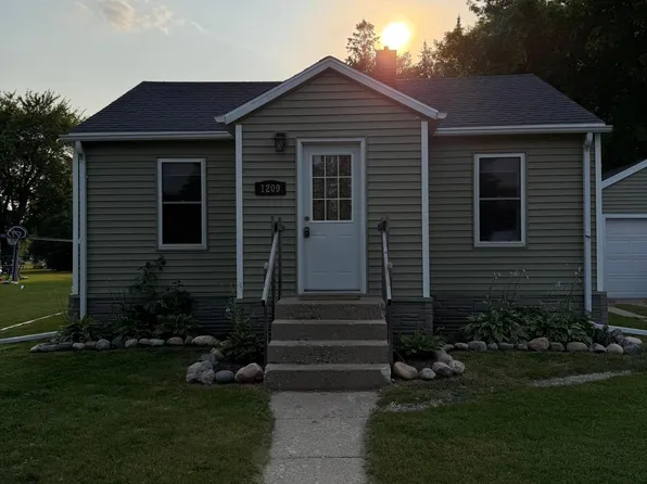 1209 Arnold Ave N, Thief River Falls, MN 56701