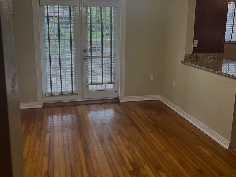 423 W Maxwell St — Photo 8