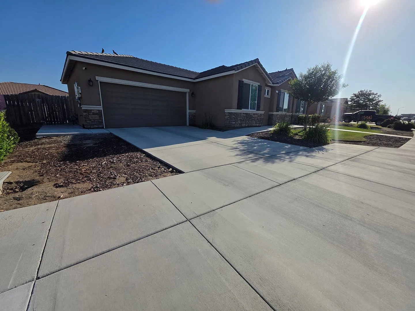 Newer 3 Bedroom 2 Bathroom in Tulare! $300 off First Month's Rent — Photo 2