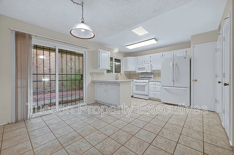3 bed, 2.0 bath, 1330 sqft, $1,600 — Photo 4