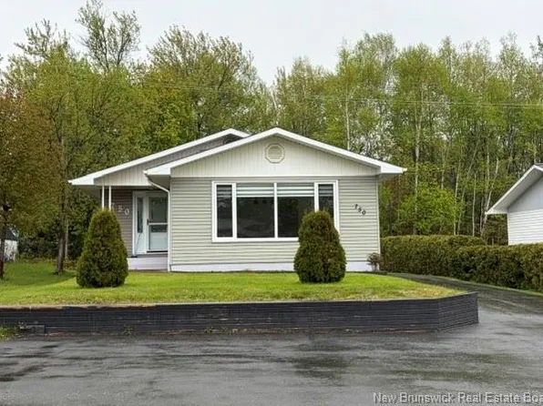 750 Parkwood St, Bathurst, NB E2A 4C3