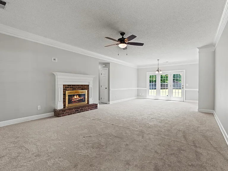 105 Dorchester Ln — Photo 2