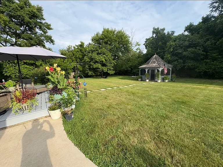 1010 Crabtree Ln — Photo 15