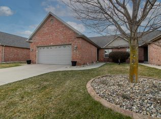 1715 Dunraven Rd, Bloomington, IL 61704