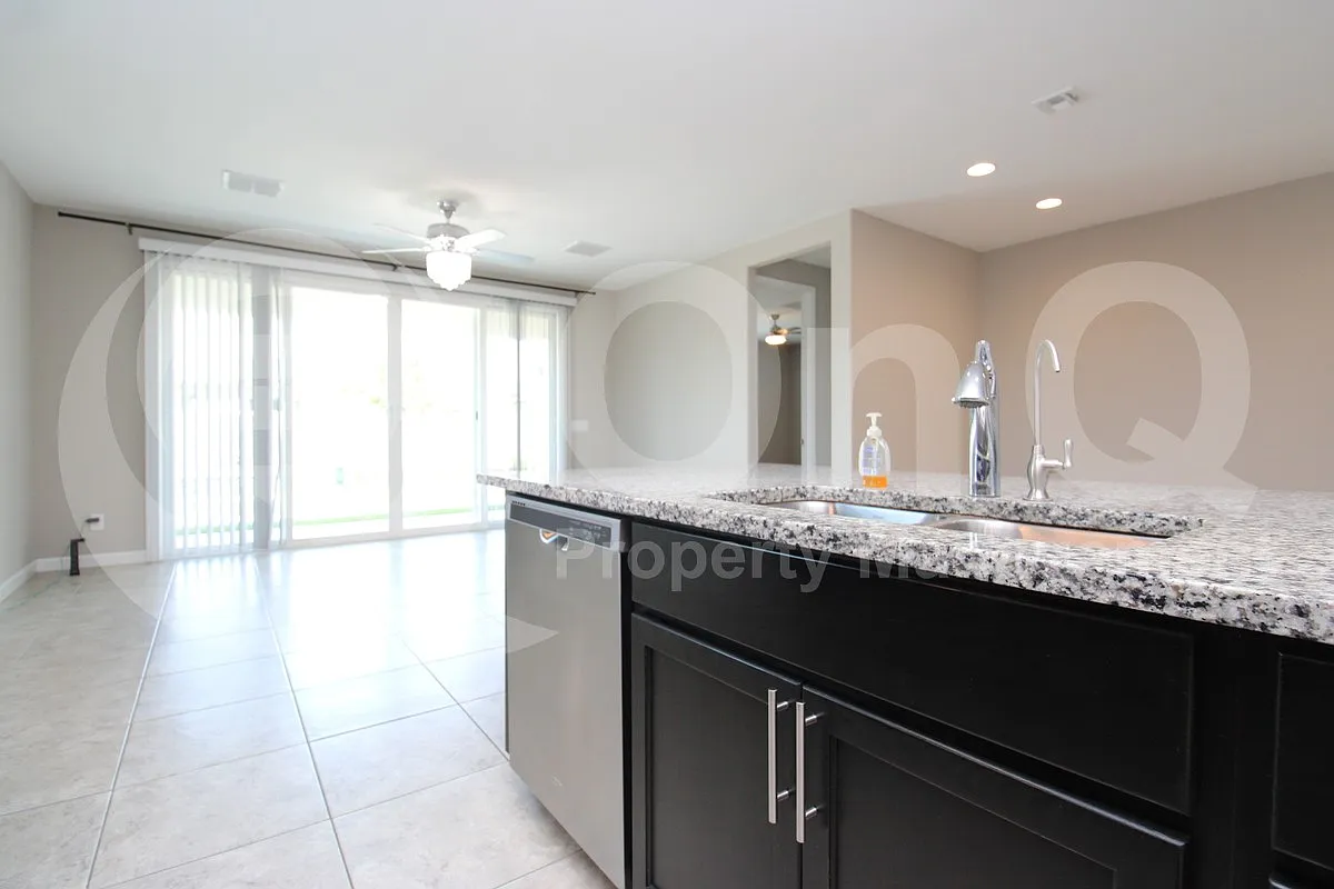 3 bed, 2.0 bath, 1570 sqft, $2,475 — Photo 4