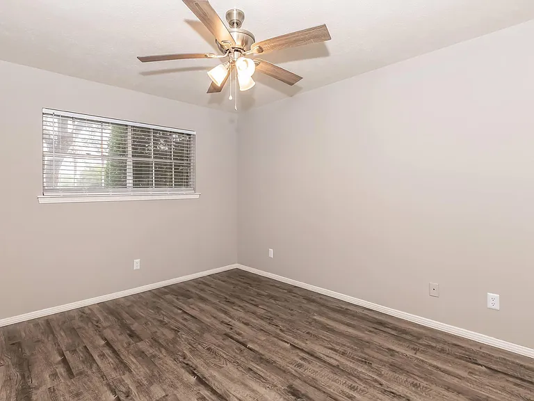 Camelot Apartments — Photo 57