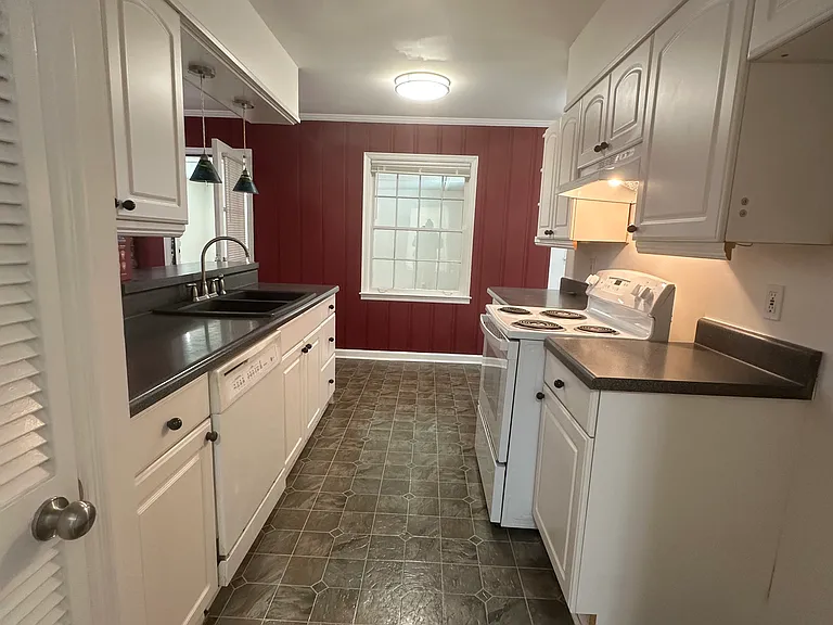 1589 Wheaton St — Photo 3