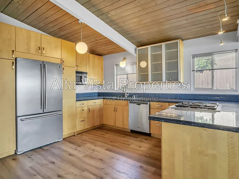 2569 Loring St — Photo 8