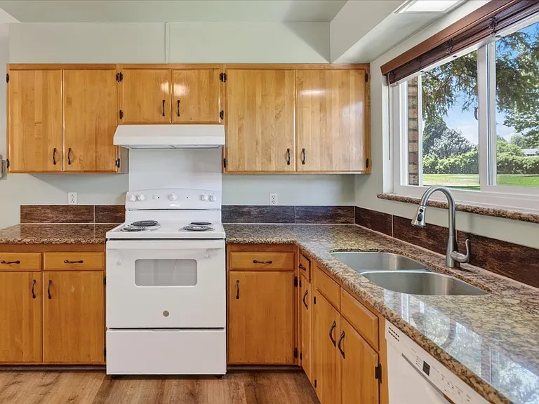 106 Smithridge Park — Photo 8