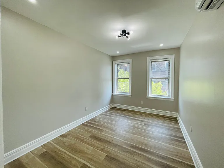 Stunning Building 1bed/ 1bath unit available. — Photo 2