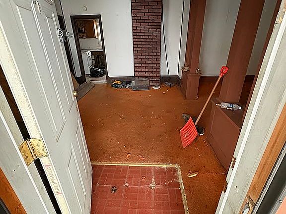 4th image of 910 Lemon St